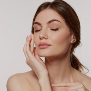 Lifting Facial: através da cirurgia plástica no rosto e pescoço